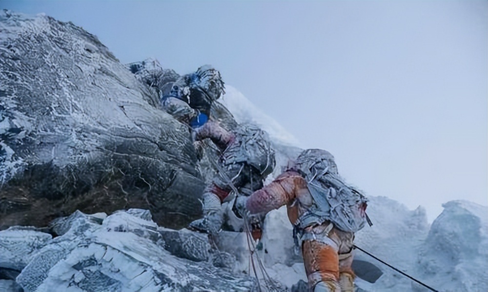 夫妻登顶骆驼峰坠崖身亡,夫妻登珠峰妻子不幸倒下