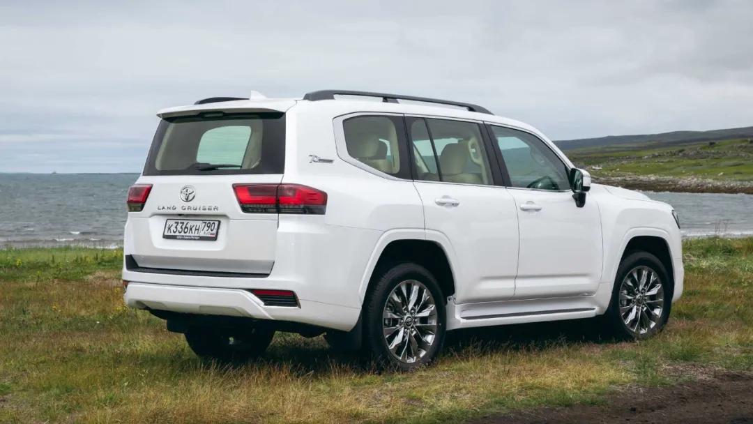 奔驰GLS100万起售是智商税？买新陆巡4年后提车，网友“等不起”