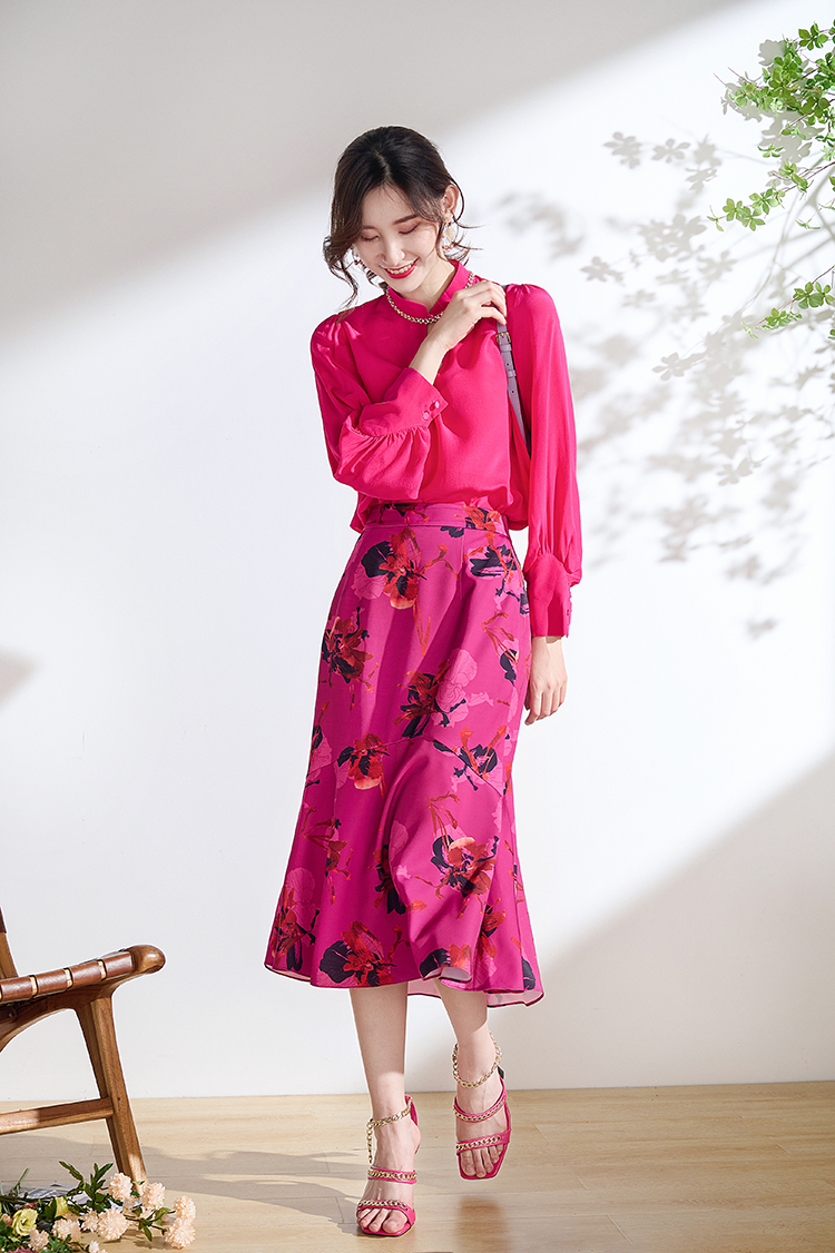 怕亮色服装翻车？记住“以色毒色”法则，轻松变街头“俏女郎”