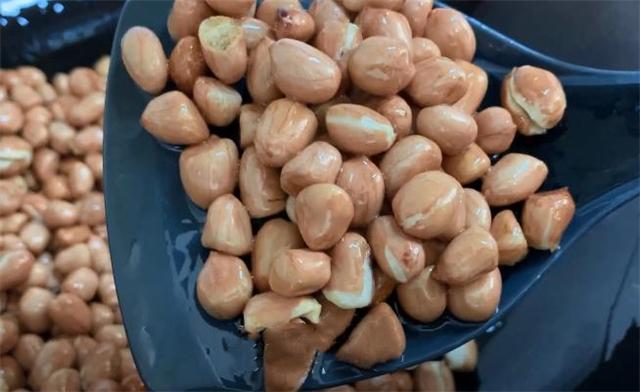 炒花生米先放油还是先放花生米,花生米怎么炒才不返潮