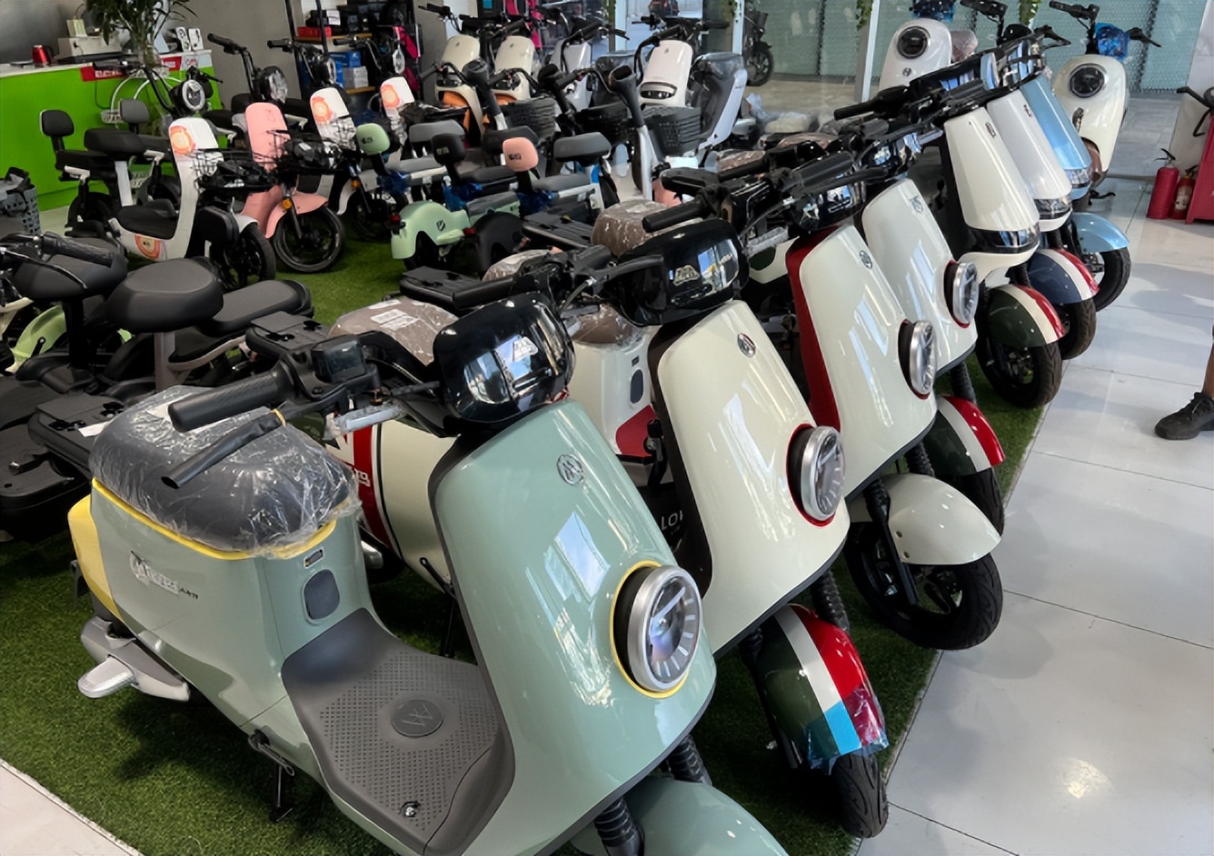 新国标电动自行车超长续航锂电池,续航100km新国标电动自行车推荐