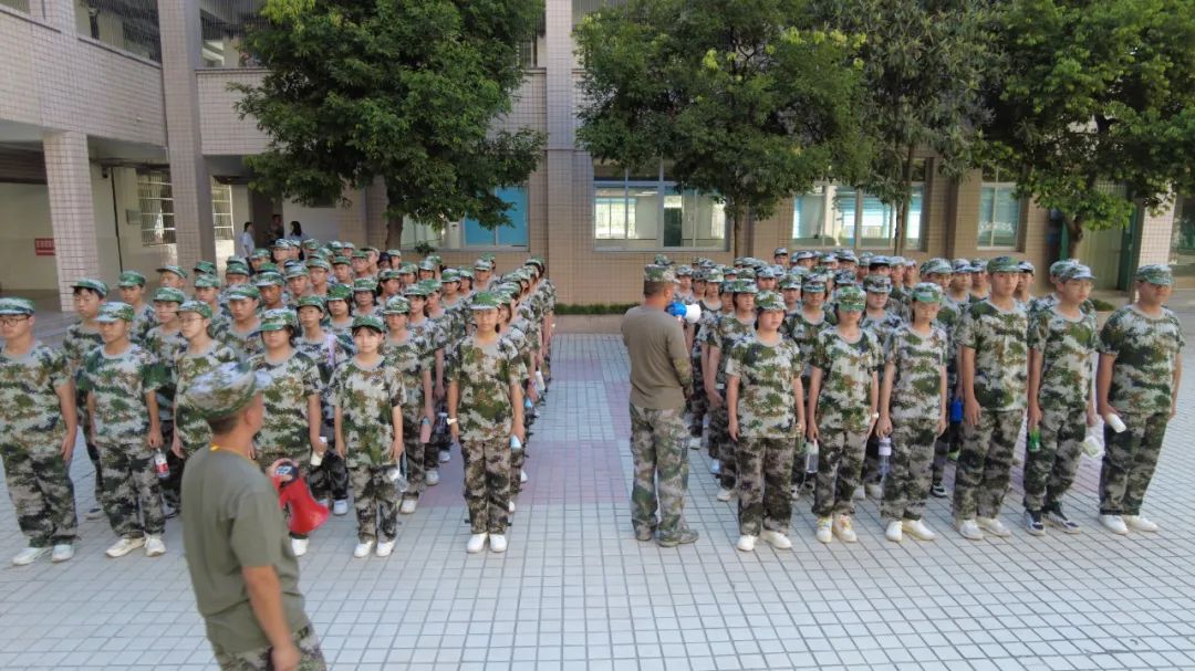 青春正步走，磨砺正当时——三台一中高2023级新生军训进行时