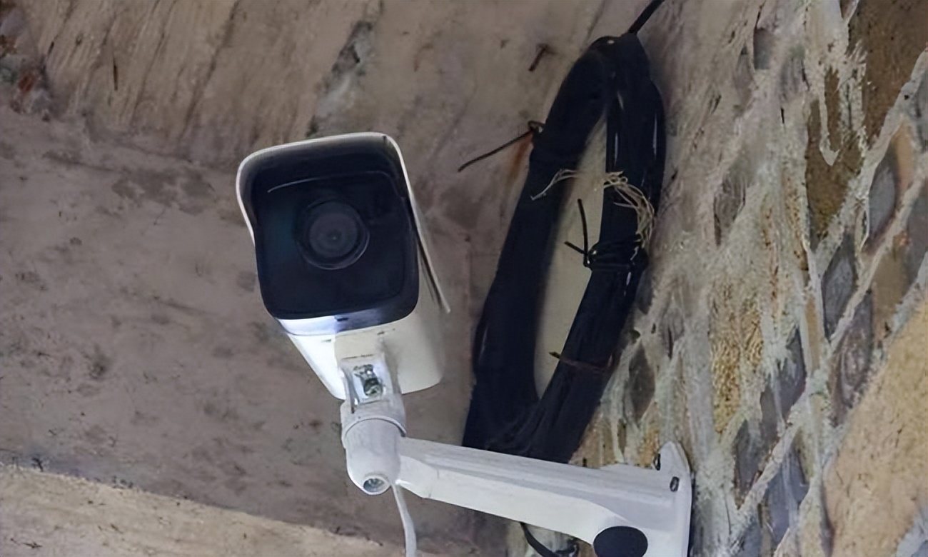 妹妹瘫痪在床20年监控下的一幕,河北一女孩假装瘫痪二十年