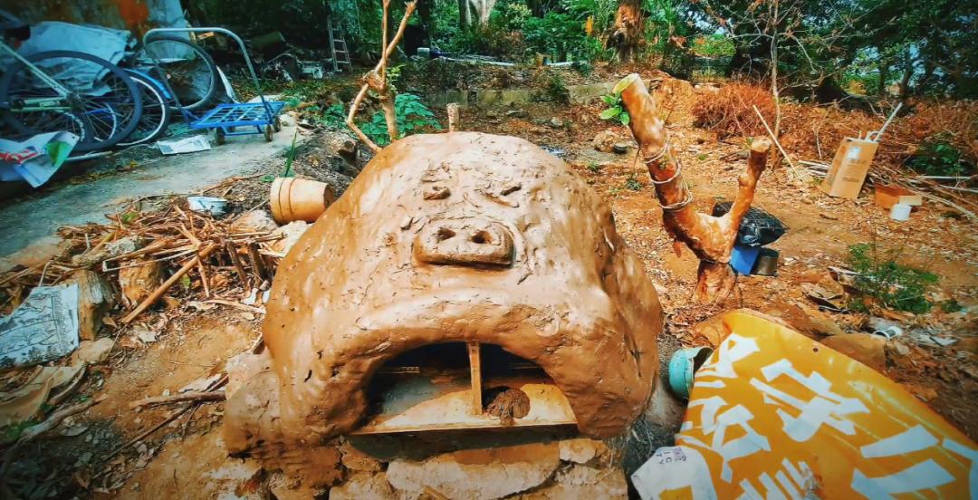这对香港情侣过“穷酸”生活上瘾！废品做家具，引来144万人围观