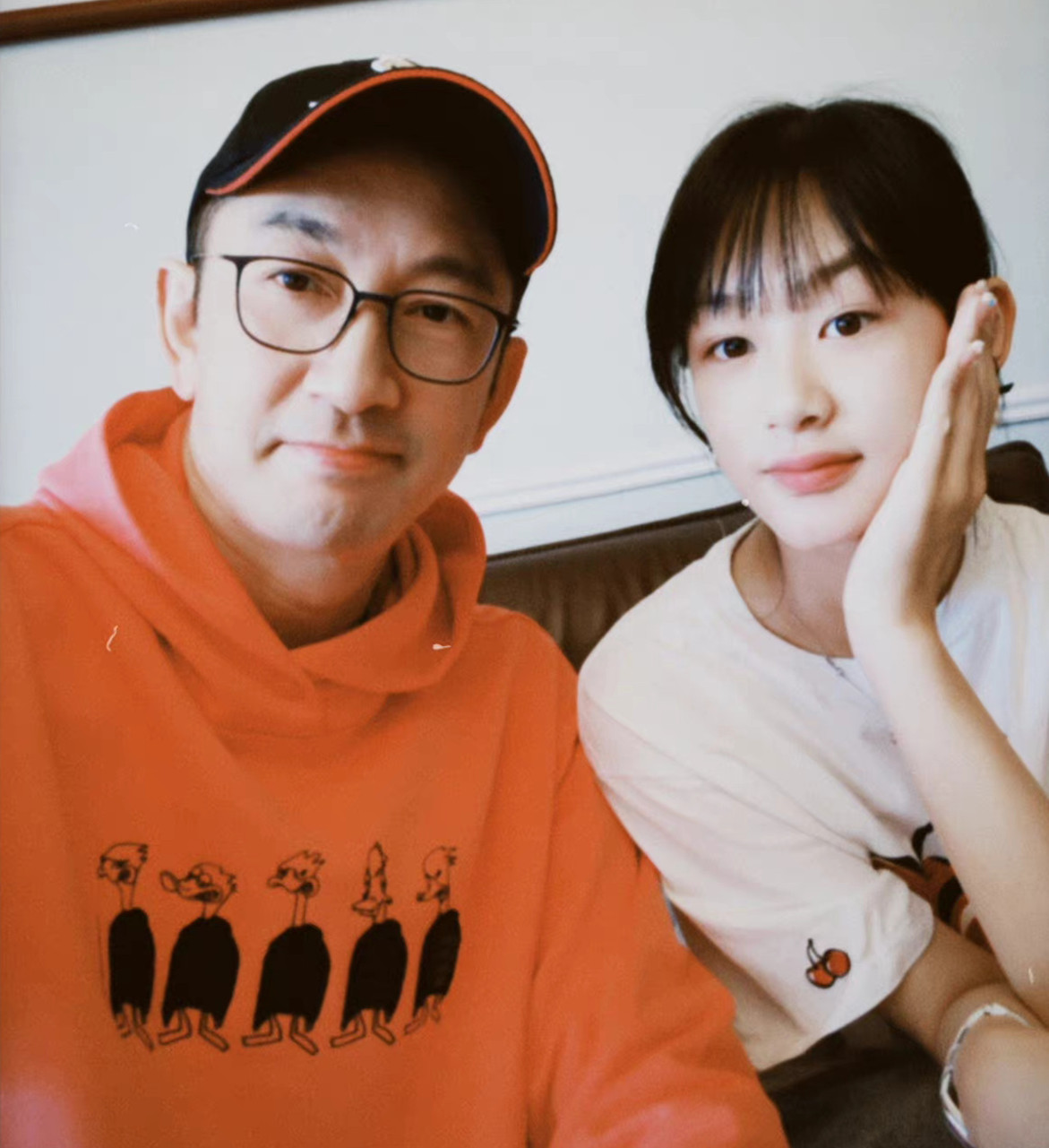 知名港星现身网红直播间！美颜过度脸忽大忽小，全程话少像背景板