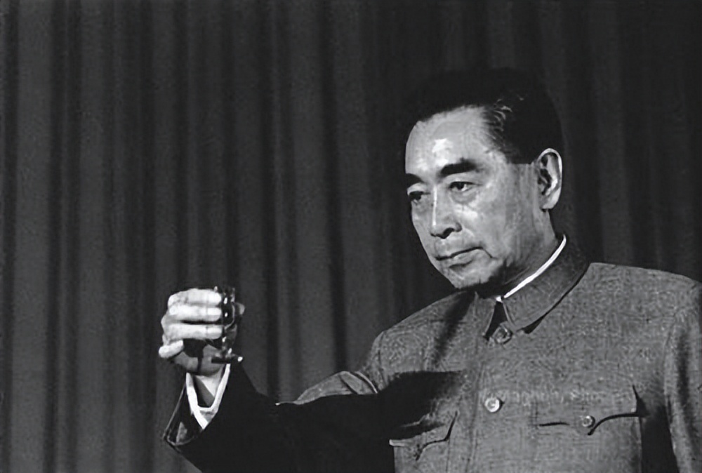 1964年原*弹子**爆炸成功,报纸刊登照片,周总理:把地面裁掉,为何