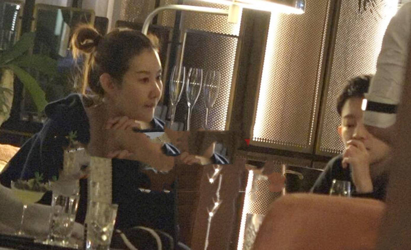 王宝强冯清罕见现身,王宝强与冯清近日情况