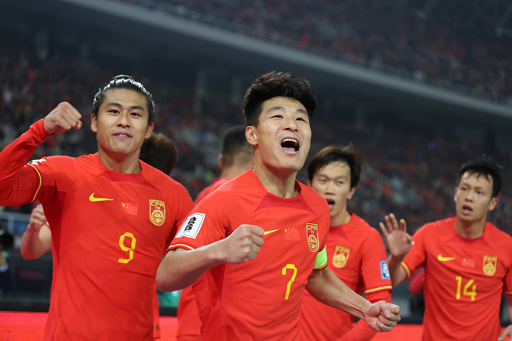 武磊梅开二度新加坡客场,终于赢了国足