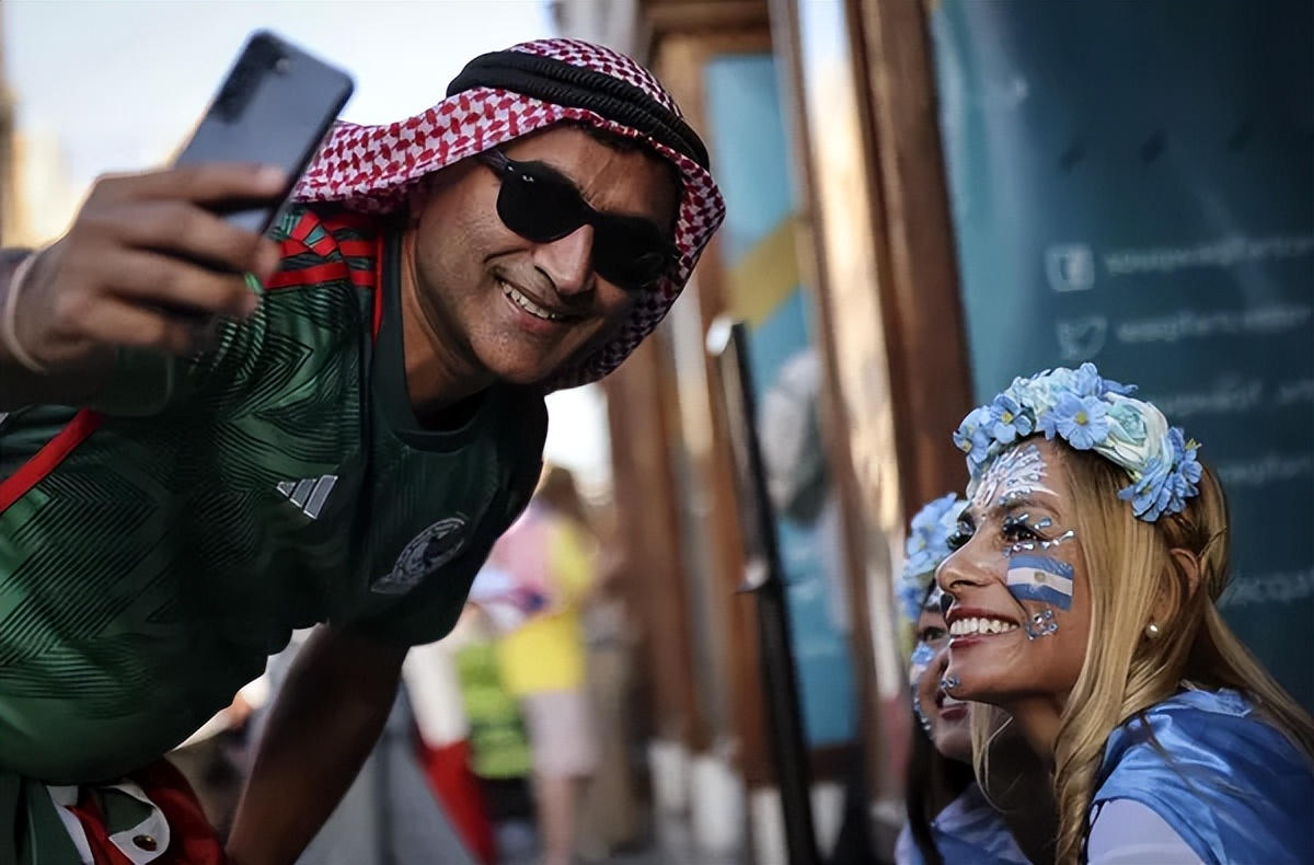 卡塔尔世界杯让人惊艳的美女,卡塔尔世界杯赛场球迷疯狂瞬间