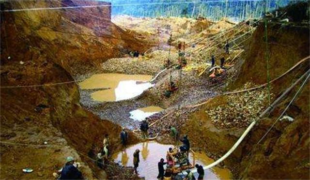 广西“上林帮”非洲淘金：每天如刀尖舔血，常备200克金子保命