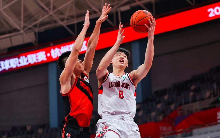 曾凡博cba首秀砍下7分8篮板2盖帽,cba曾凡博十大盖帽