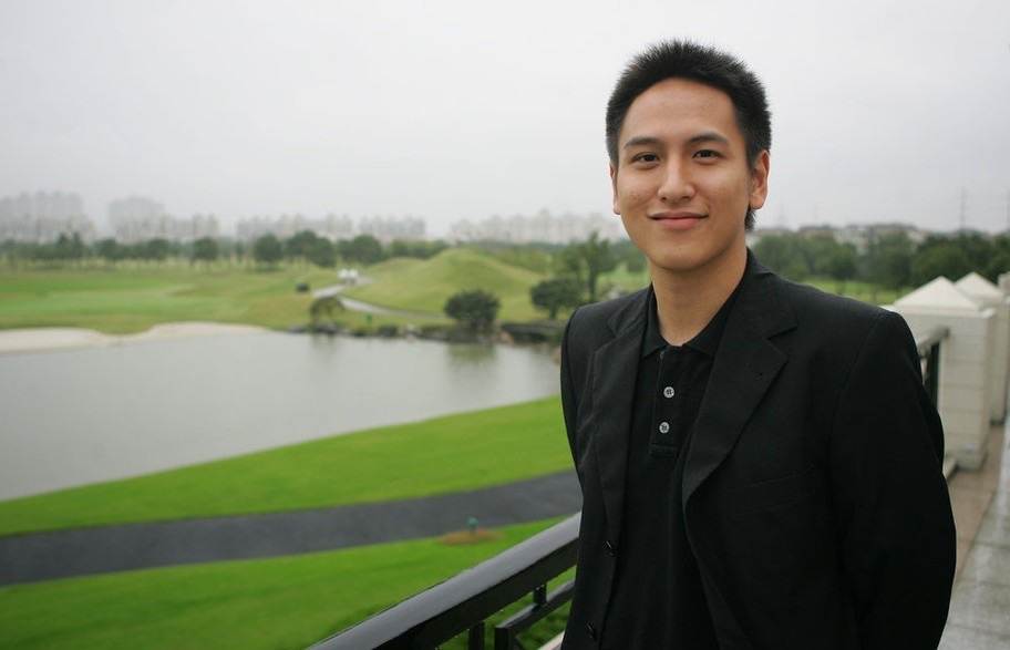 他15岁买股票赚40万，18岁成公司董事，身家百亿，39岁还没结婚