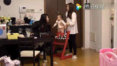 男孩站购物车推车内摔昏迷,小男孩摔下购物车后脑勺着地