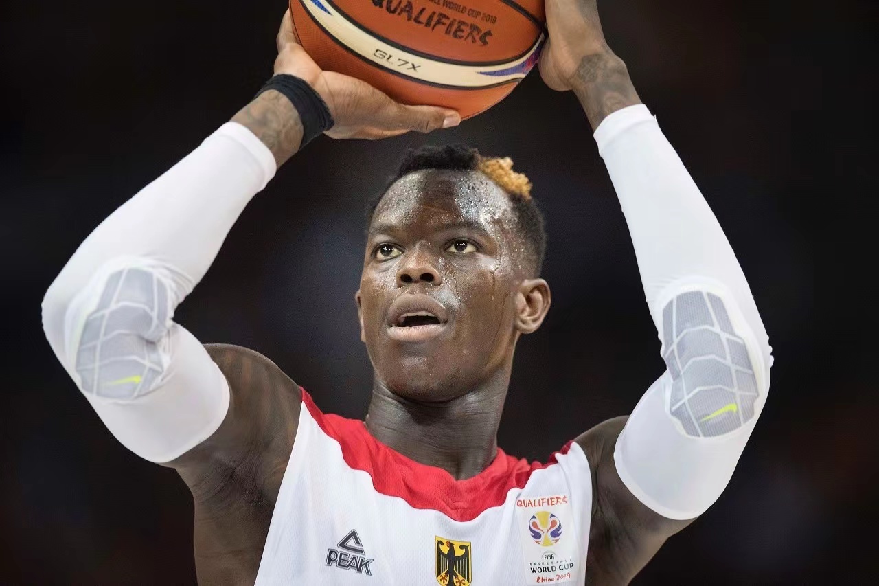 今天施罗德对火箭得分情况,丹尼施罗德火箭比赛集锦