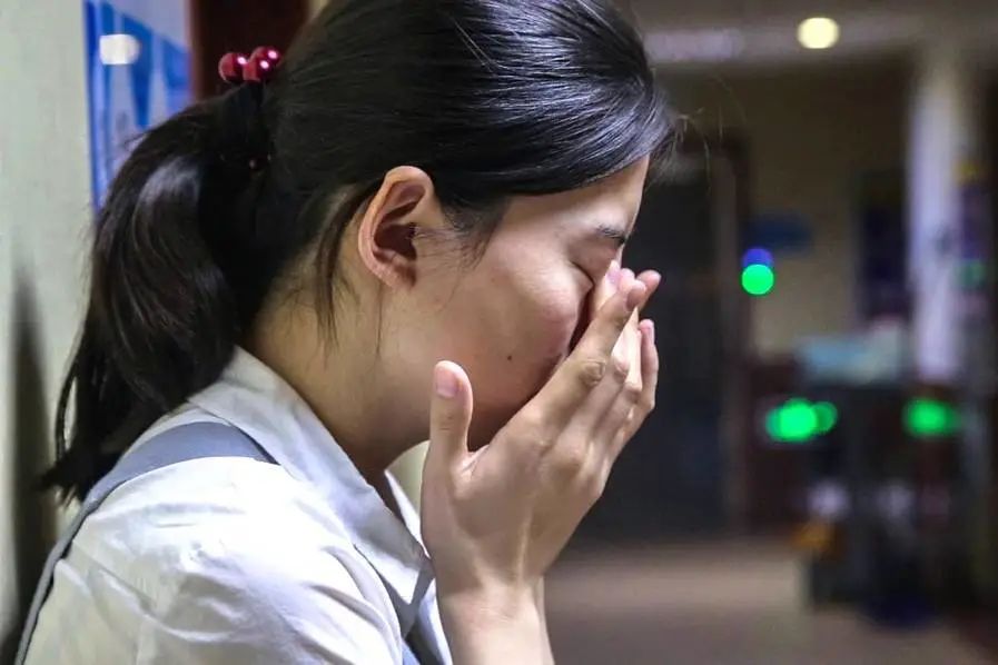 4岁女儿提着裤子大哭，原来是屁屁上火导致，妈妈心疼坏了