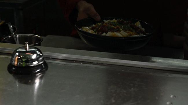 “搞什么，这大排档开到9点，老板就叫我走？”