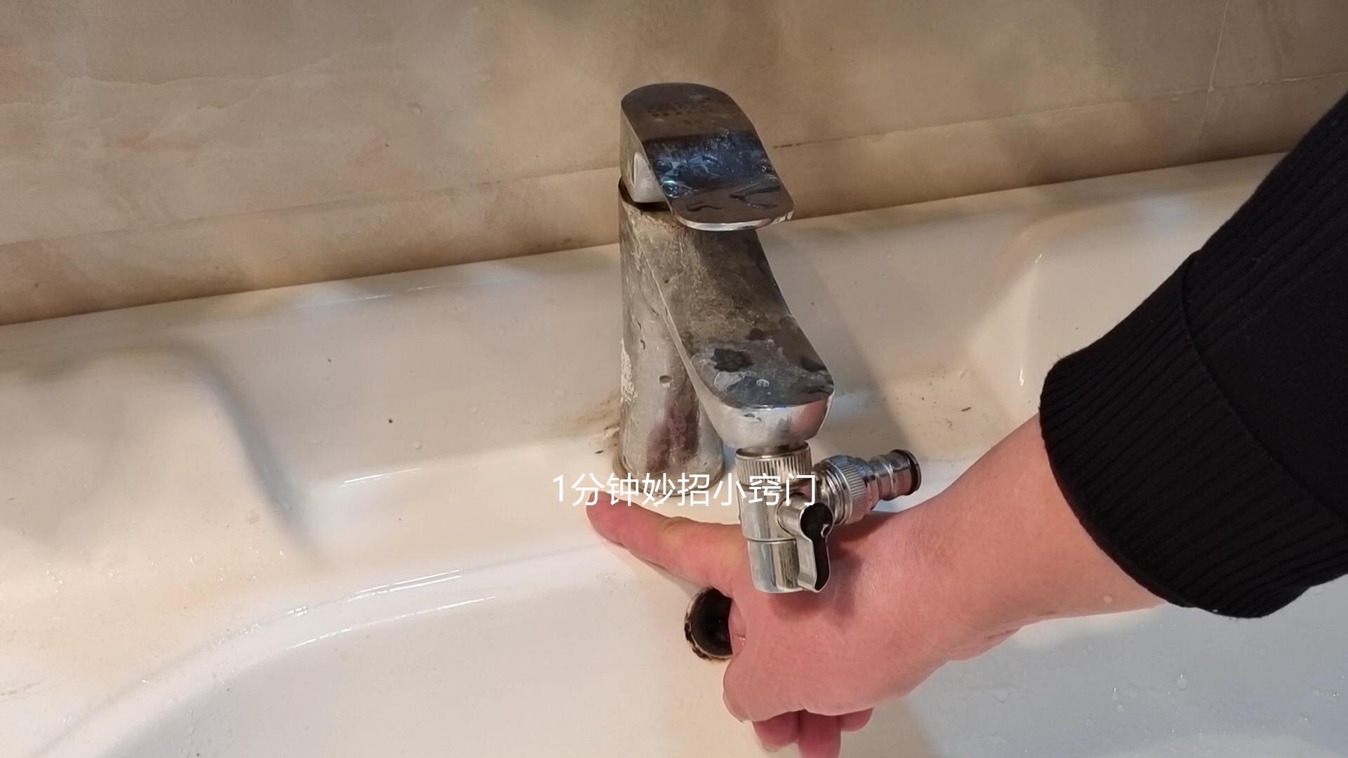 在卫生间里放一把食盐,卫生间里放把食盐一年省下好几百