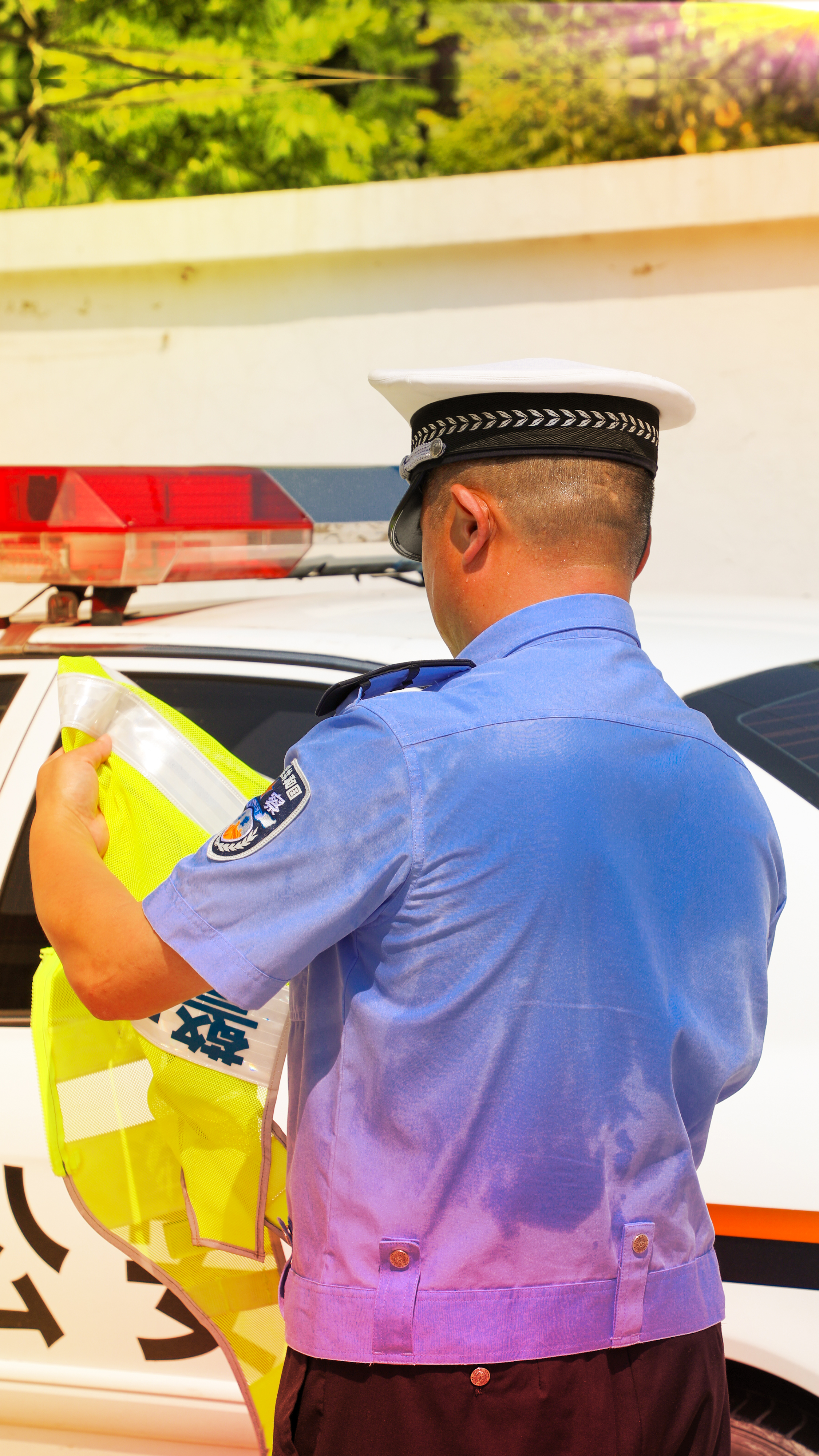 党旗在我们的心中高高飘扬,让党旗在基层一线高高飘扬