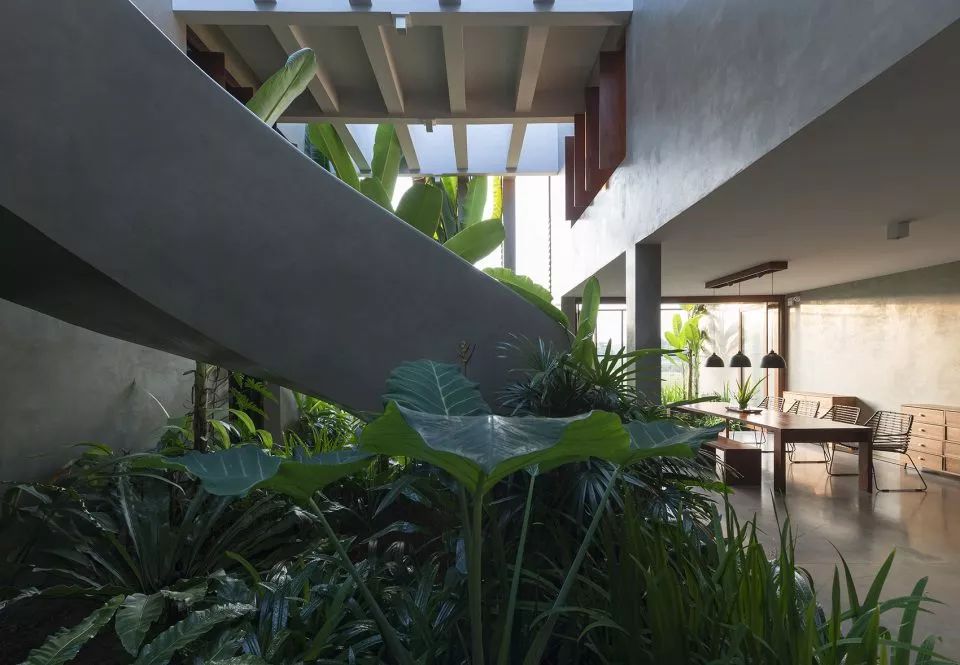 下沉式庭院算庭院吗,下沉式庭院和地上庭院叠石结合