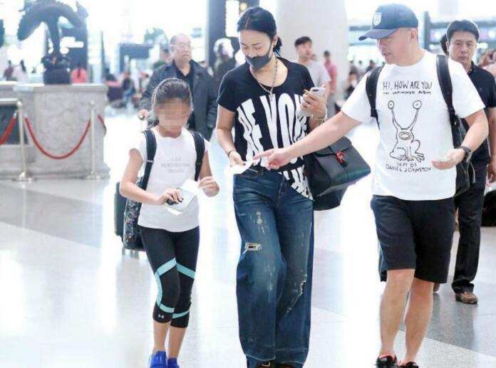 那英伦敦购物被偶遇，仅穿一条紧身裤不怕冷，出行低调收获颇丰