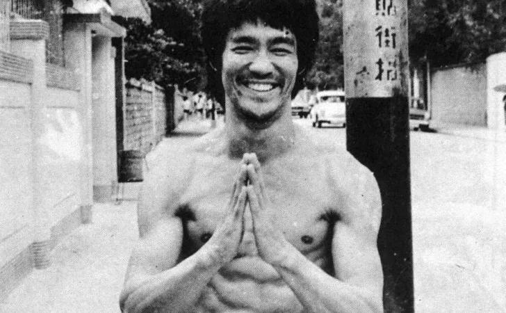 辱华手势是舞蹈动作？看看李小龙当年如何回应