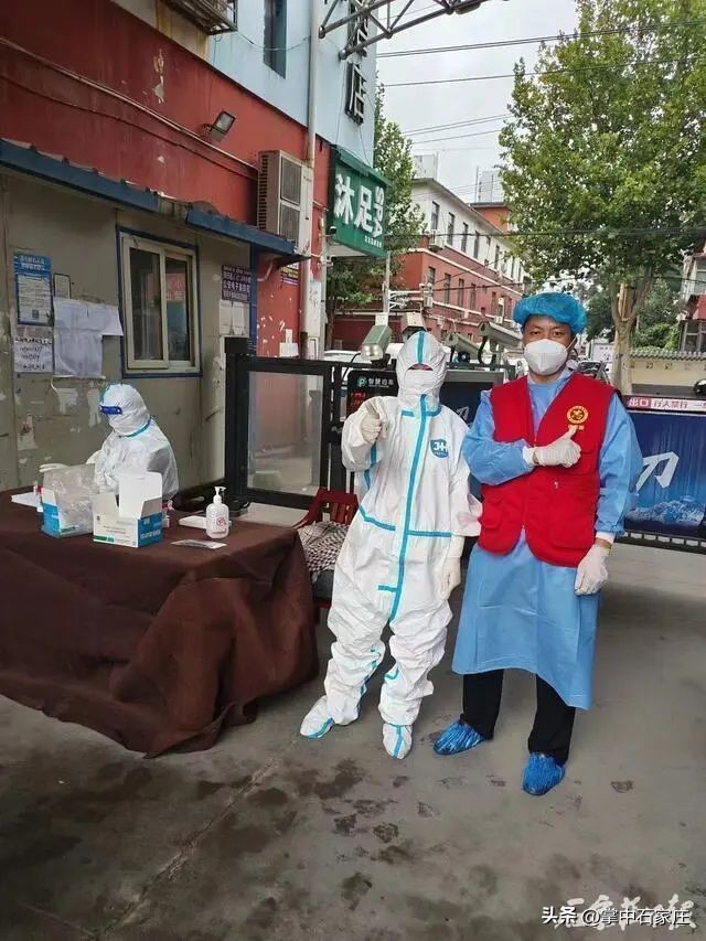 全城涌动“志愿红”