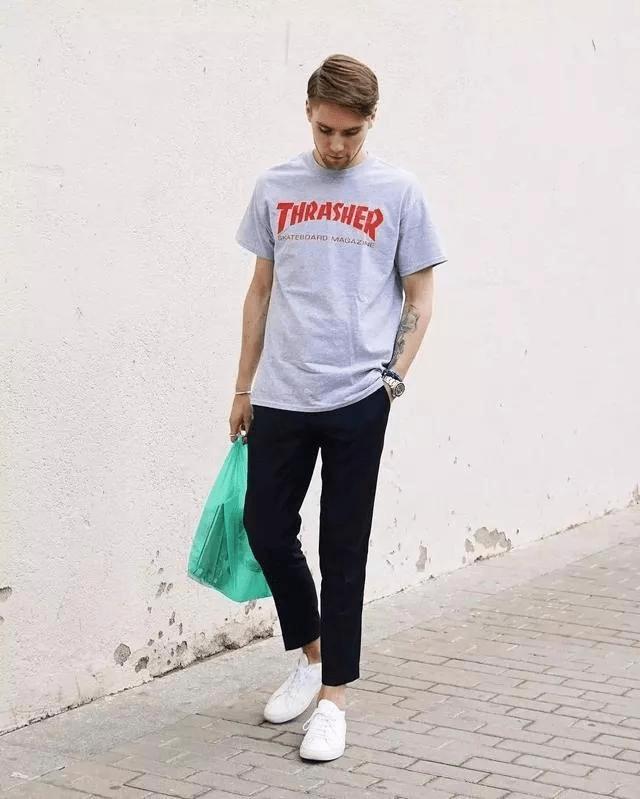 夏天薄款直筒裤搭配什么t恤,白色t恤和黑色直筒裤怎么穿时尚