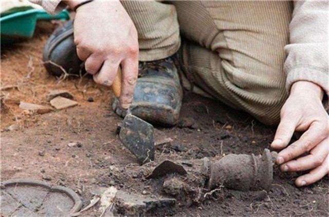 民工捡到3亿元的手镯,民工挖3亿金手镯完整版