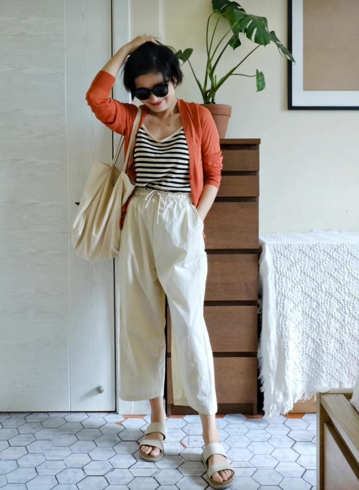 腰带扔一边吧，今年突然流行“抽绳裤”，松紧收放自如，时髦减龄