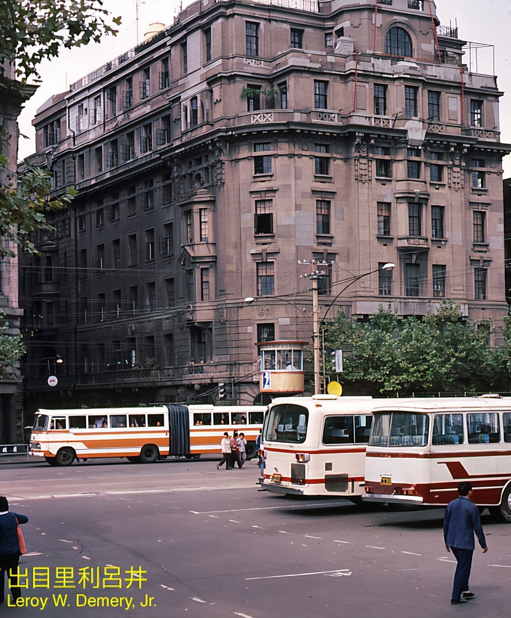 八十年代的上海老照片,踩在东海沿岸闪耀着无与伦比的繁荣骄傲