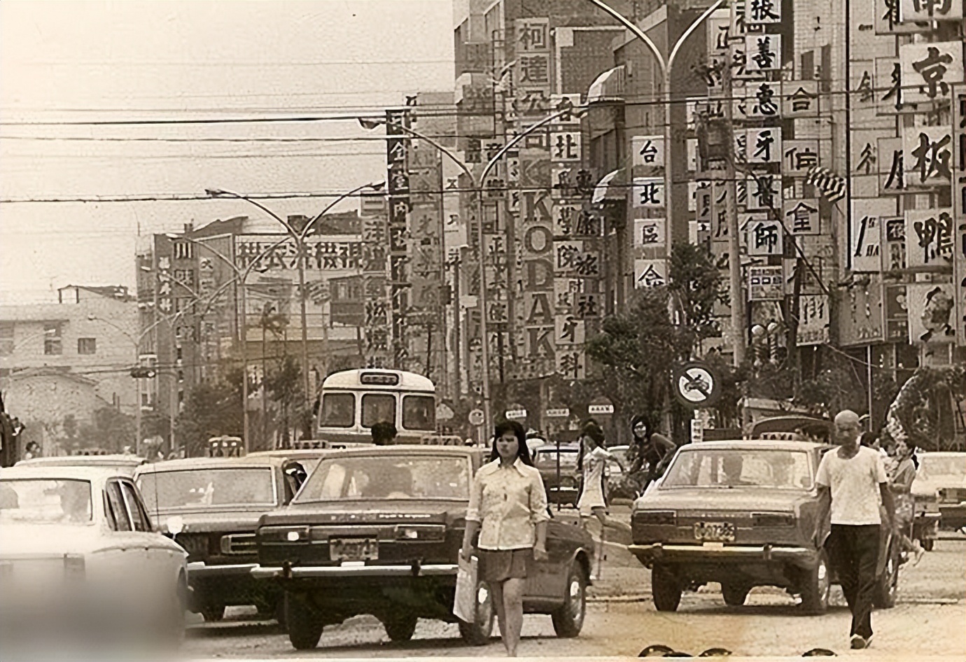 蒋介石的6个孙子，孝文酗酒成废物，孝武遭放逐，其余4个结局如何