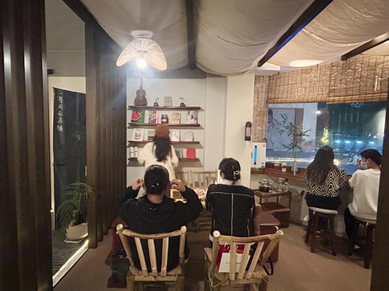 下班后经营采耳店的大厂员工：搞副业治愈了精神内耗