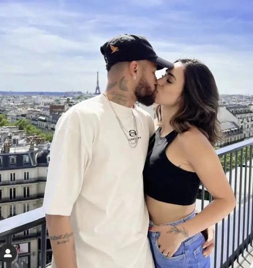 巴西第一深情女友照片,内马尔两任女朋友照片