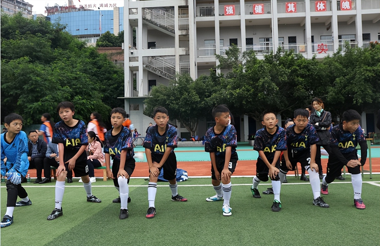 绿茵赛场团体较量势如虹,绿茵场的交流