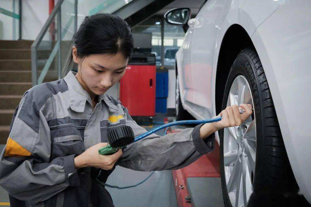 青柠原创|17岁“汽修女孩”爆红，读职校也可获汽车名企高薪聘请