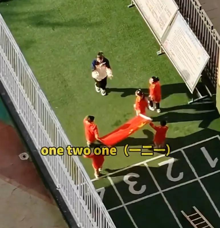 幼儿园升国旗用英文喊口号后续,幼儿园升国旗教孩子用英文喊口号