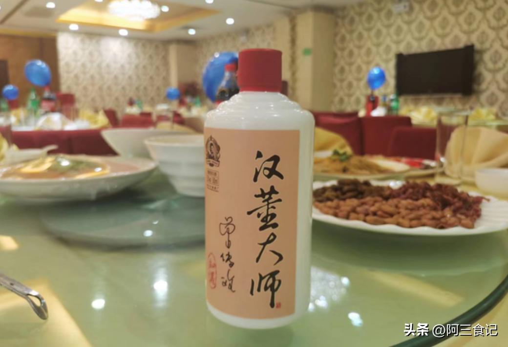 职场酒局敬酒说辞,职场新人如何在酒局敬酒