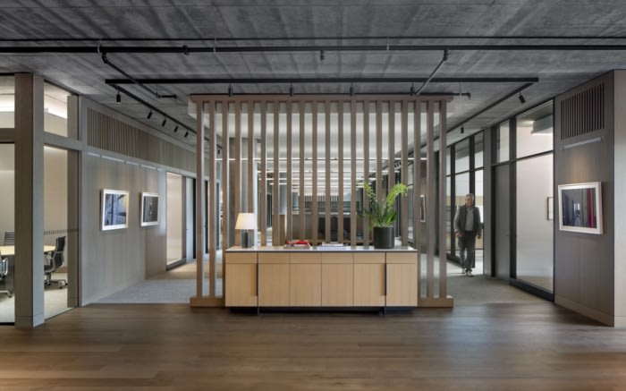 简约风格办公走廊空间灯光描述,大面积办公室装潢施工现代风