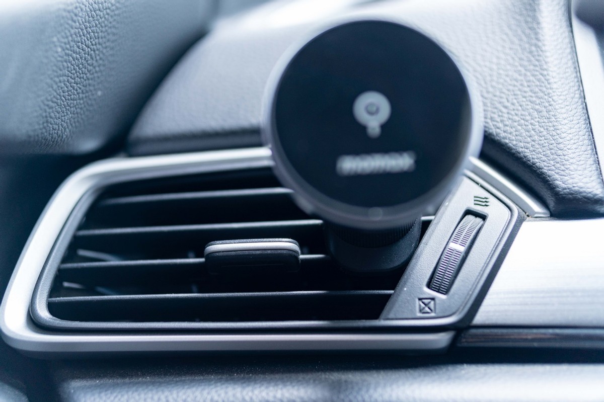 momax支架怎么样,车载磁吸手机支架最新款无线充电