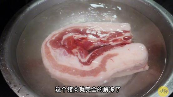 解冻猪肉小技巧,猪肉冷水解冻还是热水解冻好
