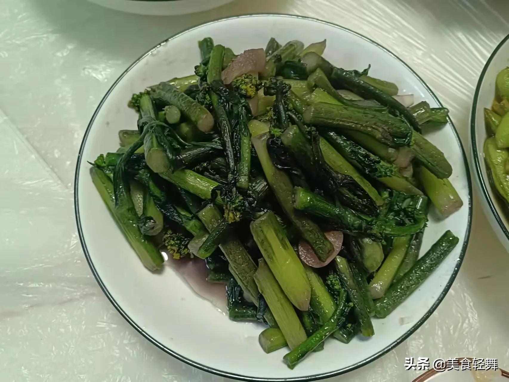 去女友家拜年，妈妈做了13道菜，男友却没敢动筷，网友：太不讲究