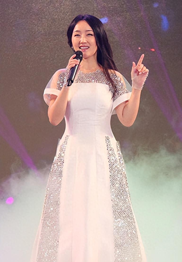 禁欲男娶娇妻，女神遭网暴退坛，自责不值