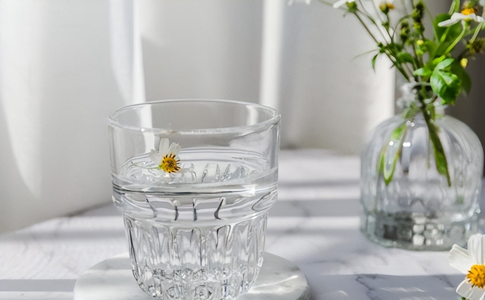 天气热了多喝点开水注意身体,天气热流汗多拿什么泡水喝最好