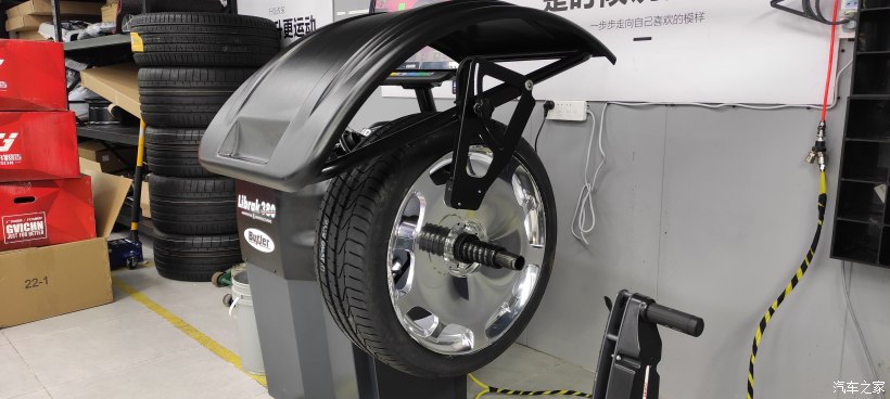 银色奔驰威霆改迈巴赫双拼色,威霆国六内饰改成迈巴赫款式