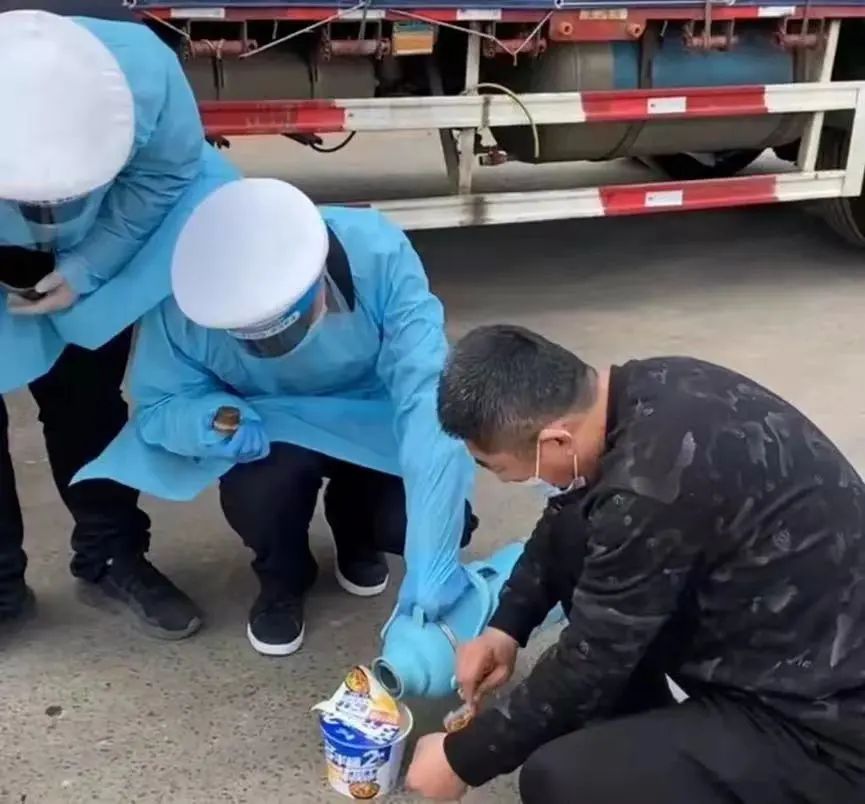 【抗疫一线】江苏公安:同心抗疫待春回镜头定格“疫”瞬间