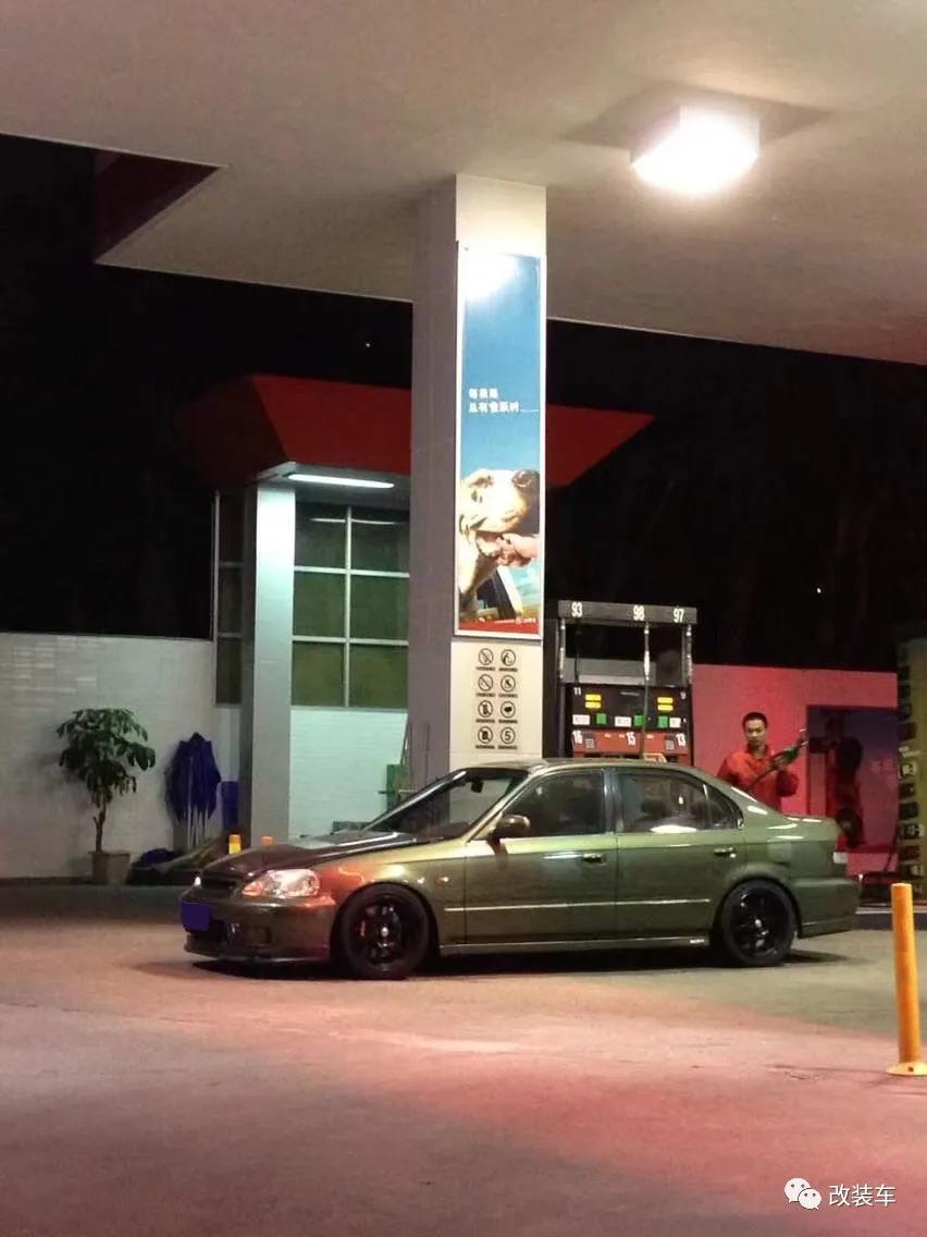 99年小伙的竞技风雅阁,被“美式截停”后也阻挡不了他继续玩车