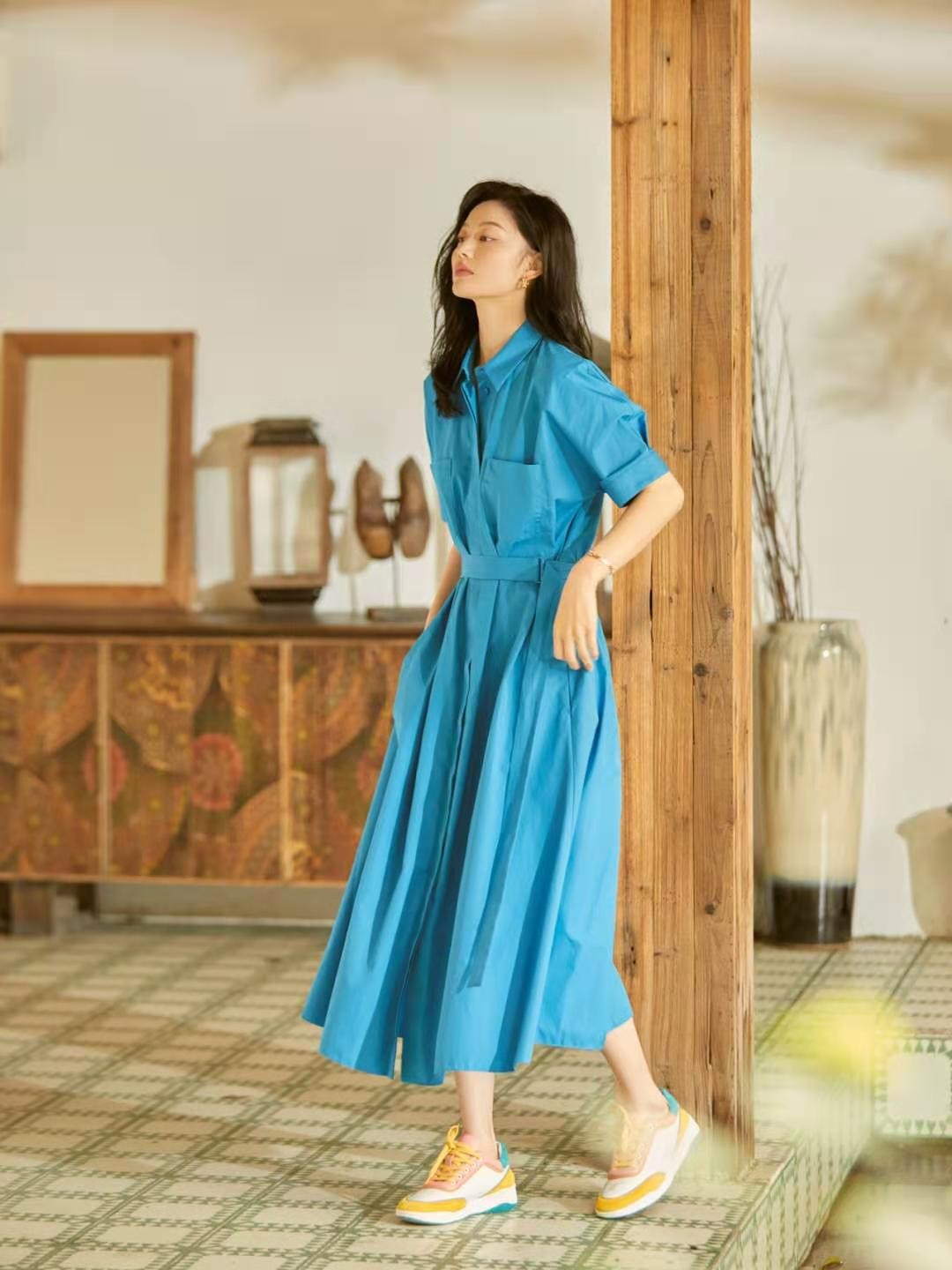 女人尽量少穿黑色衣服,女人到了中年尽量少穿这2个颜色