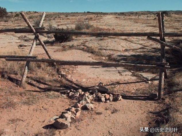 大学生像郊狼一样被钉死在草原栅栏上，白人至上者的*行暴**震惊美国