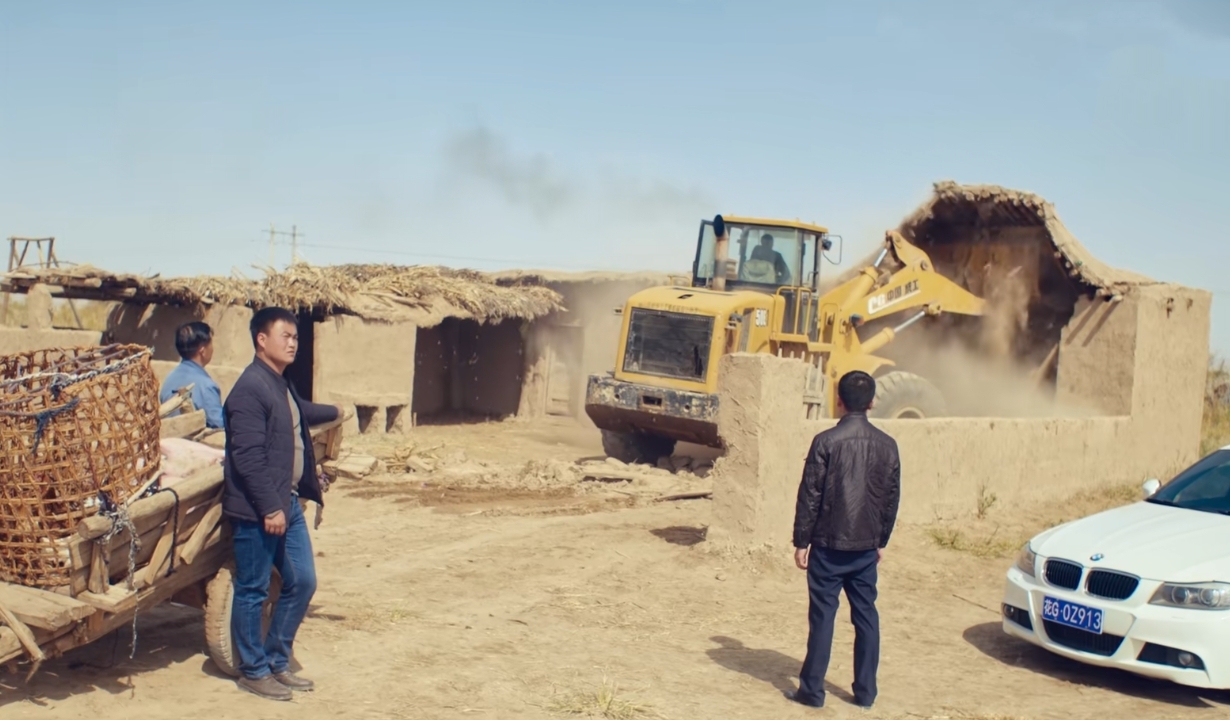 《隐入尘烟》被下架大可不必，其实可以正视研究改进它