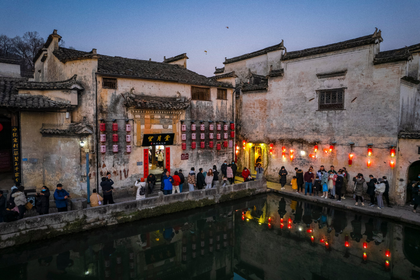 在宏村绘制花灯,安徽宏村夜晚花灯